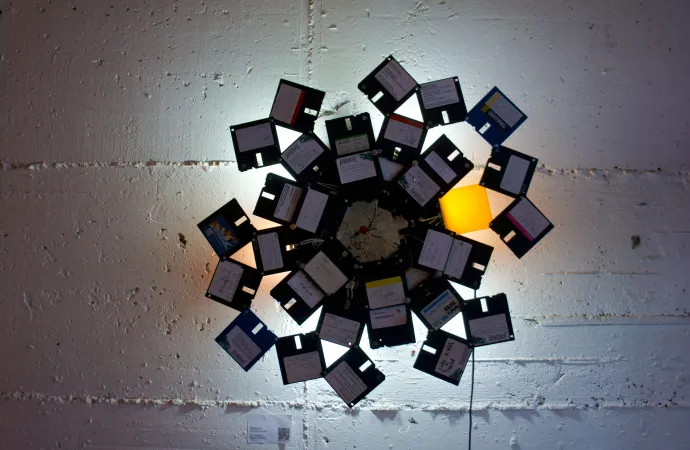 Wandbluem - 3,5 floppy disc sculpture by artist Dominik Jais