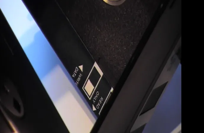 Diskette in Wanldung by Dominik Jais